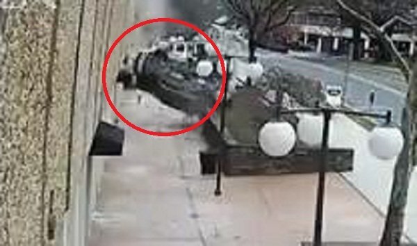 Clip: Ô tô SUV rơi từ tầng 4 garage xuống đất như sung rụng