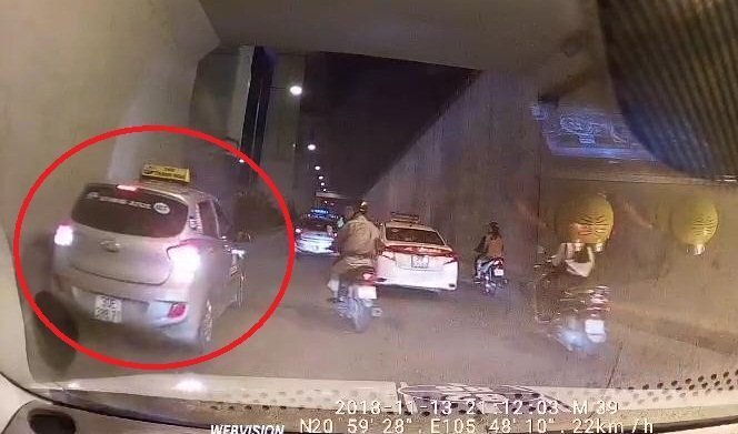 Clip: Taxi coi thường mạng người, đi lùi trong hầm chui ở Hà Nội