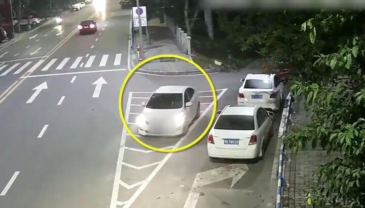 Clip: Tài xế quên kéo phanh tay, ô tô lao tự do vun vút trên đường