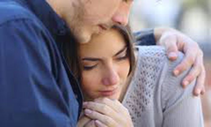 Muốn có tiền trả nợ, chồng liên tục hối thúc vợ nối lại tình xưa với người cũ