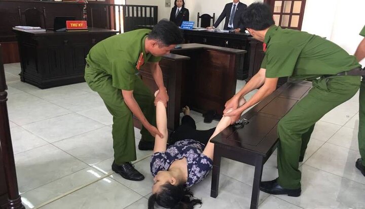Bị tuyên án tù, bảo mẫu đánh đập trẻ dã man ngất xỉu tại tòa