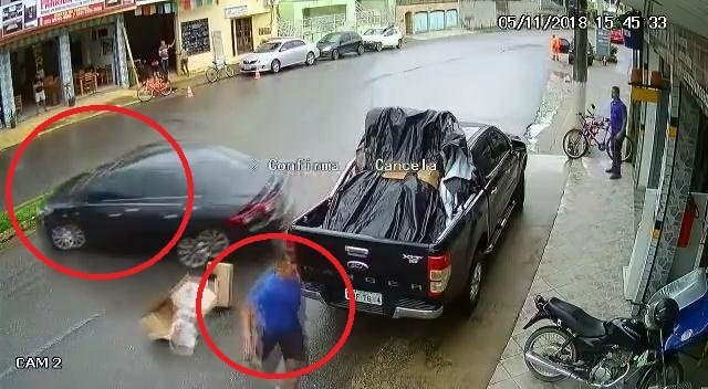 Clip: Sau pha drift suýt giết người, tài xế ô tô tỉnh bơ nhấn ga bỏ đi