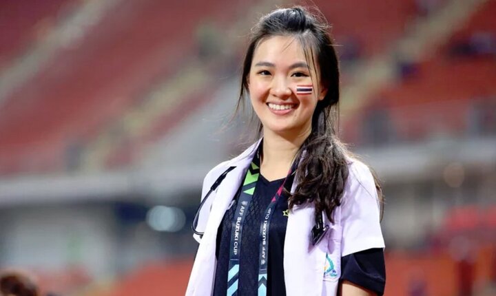 Nữ bác sĩ xinh đẹp của đội tuyển Thái Lan tại AFF Cup