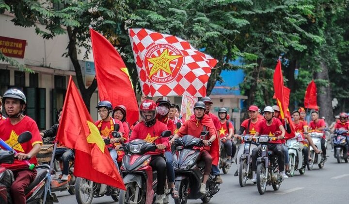 CĐV diễu hành, hò hét trước trận Việt Nam - Malaysia