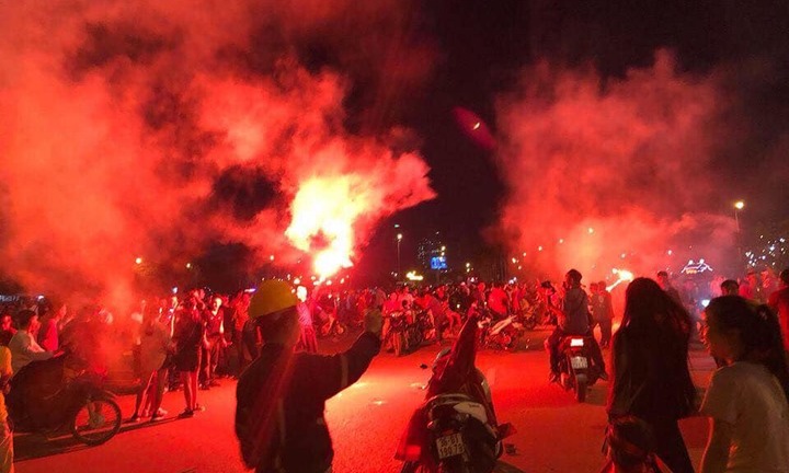 Ảnh: Hàng ngàn người đổ ra đường mừng chiến thắng vòng bảng của tuyển Việt Nam