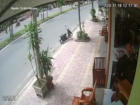 Clip: Xe máy không người lái, đâm thẳng vào nhà dân
