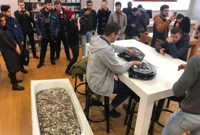 Video: Nhóm thanh niên khiêng cả bồn tắm chứa đầy tiền xu đi mua iPhone XS