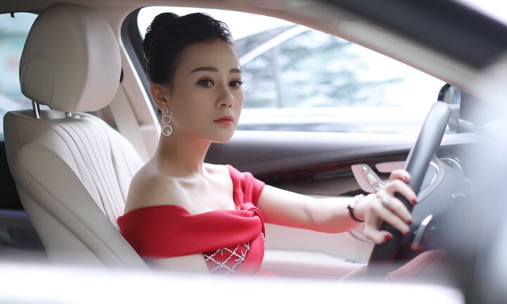 'Quỳnh búp bê' lái xe sang đi sự kiện