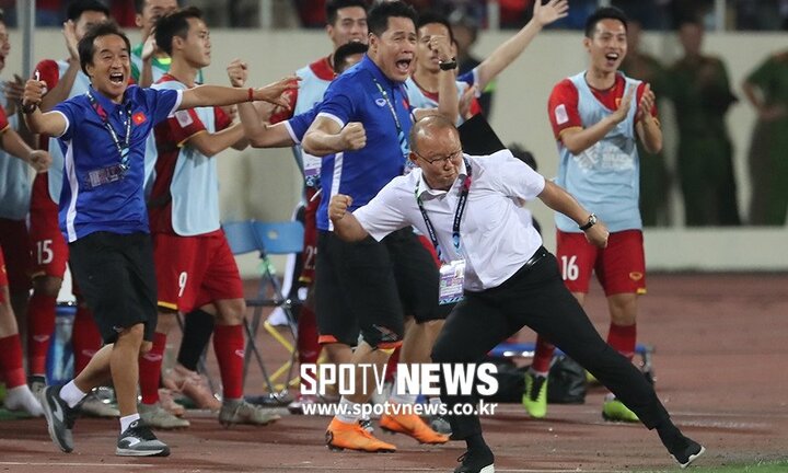 Báo Hàn Quốc khoe trọn màn ăn mừng của HLV Park Hang Seo