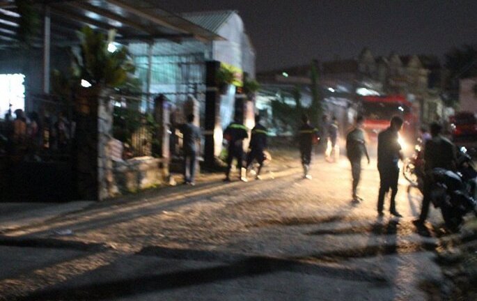 Clip: Vợ đưa giấy ly hôn, chồng tưới xăng dọa đốt chết cả nhà