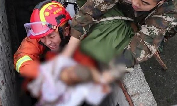 Clip: Nghẹt thở giải cứu bé trai bị mẹ đẻ rơi xuống toilet công cộng ở Trung Quốc