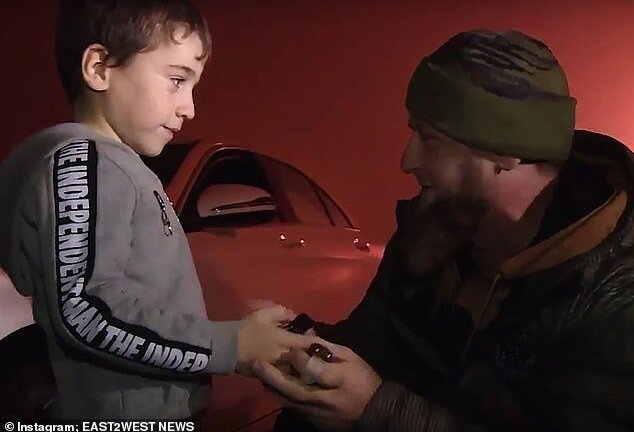 Clip: Chống đẩy hơn 4.000 cái, em bé 5 tuổi có ngay một chiếc Mercedes