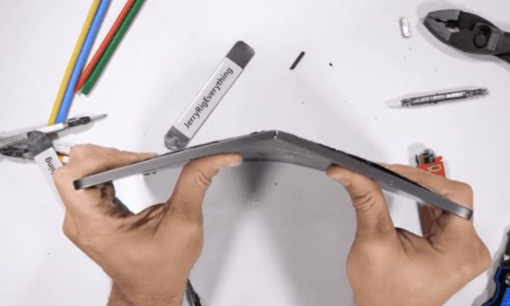 Video: iPad Pro mới bị bẻ làm đôi bằng tay gây sốc