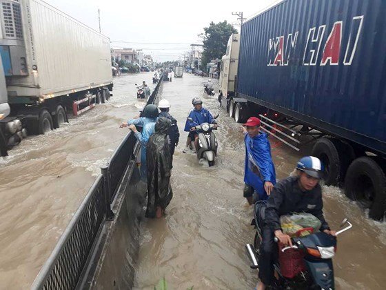 Video: Ảnh hưởng của áp thấp nhiệt đới, Khánh Hòa ngập sâu, đường huyết mạch tê liệt