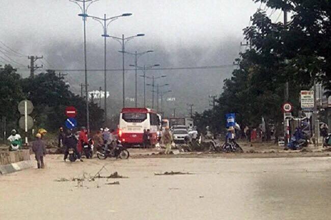 Mưa lũ hoành hành, học sinh toàn TP Nha Trang nghỉ học ngày 19/11