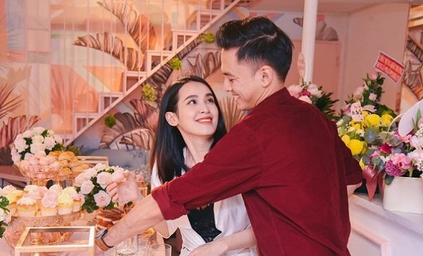 Tú Vi trổ tài làm đẹp cho chồng trong ngày lên chức bà chủ