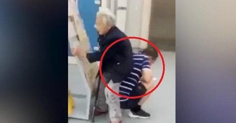 Cảm động con trai lấy thân mình làm ghế cho mẹ già ngồi nghỉ ngơi