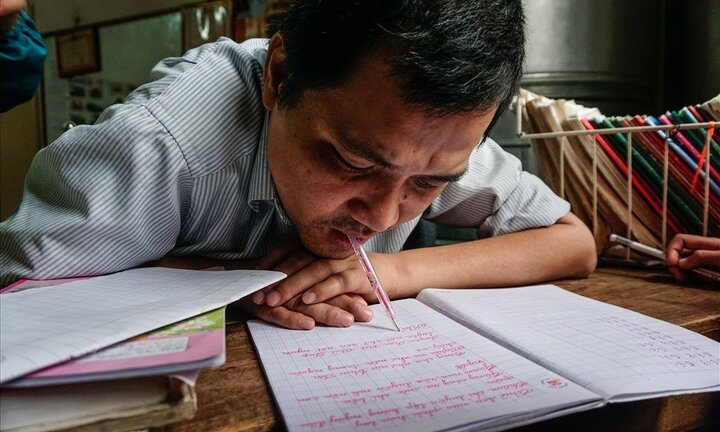 Video: Thầy giáo khổ luyện viết bằng miệng, dạy chữ cho học trò nghèo