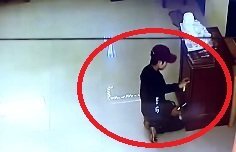 Clip: Toàn cảnh nam thanh nữ tú vào chùa trộm tiền công đức, bị sư trụ trì bắt tại trận
