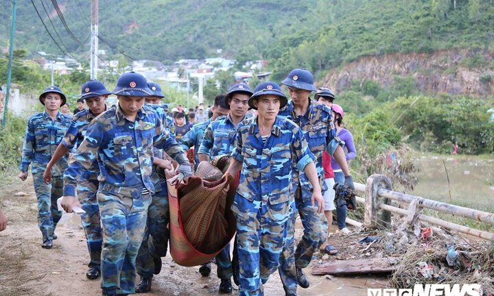 Mưa lớn kéo theo đất đá vùi lấp hàng chục căn nhà ở Nha Trang: Tìm thấy thi thể nạn nhân thứ 6
