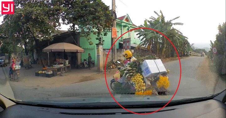 Video: Nữ 'ninja' báo rẽ phải nhưng lại rẽ trái trước đầu ô tô khiến tài xế phanh dúi dụi