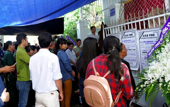 Lũ quét cuốn cả gia đình thầy giáo ở Nha Trang: Bốn chiếc quan tài phủ huệ trắng trong căn hẻm nhỏ