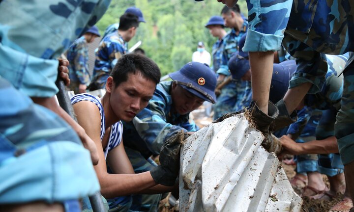 Hàng trăm chiến sĩ khuân đá, bới đất tìm kiếm nạn nhân mất tích sau sạt lở núi ở Nha Trang