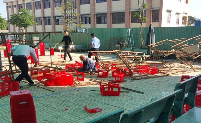 Clip: Cận cảnh hiện trường sập giàn giáo phục vụ lễ 20/11, 25 học sinh bị thương