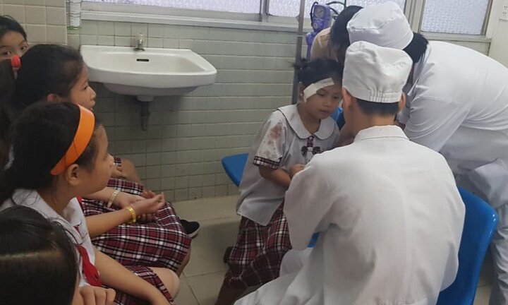 Giàn giáo đổ sập trong buổi lể mít tinh 20/11: Sức khỏe các học sinh giờ ra sao?