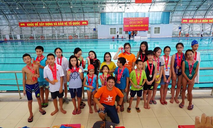 Lớp học bơi miễn phí của người thầy 'lắm chiêu'