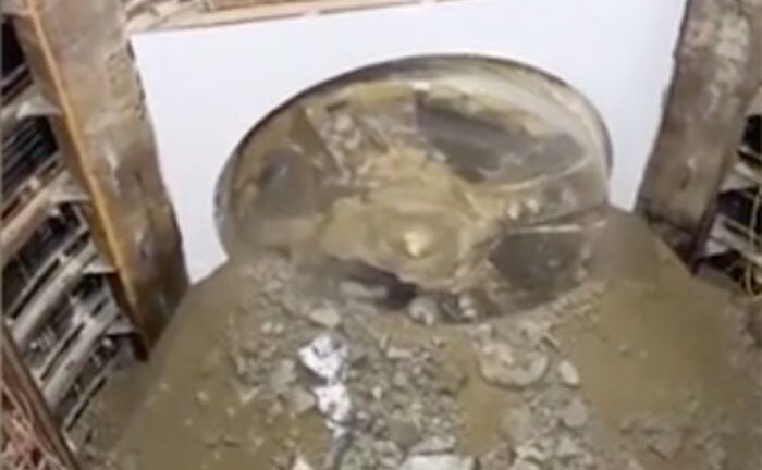 'Quái vật đào hầm' của Elon Musk chui ra từ lòng đất