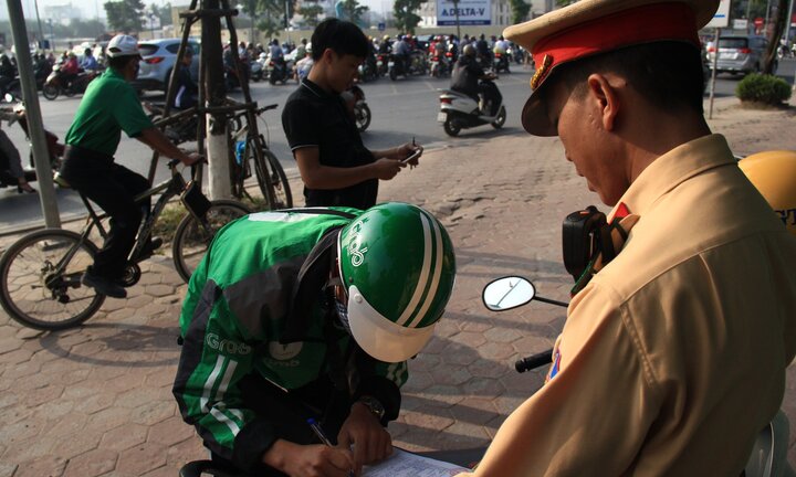 Kỷ luật 21 cán bộ, chiến sĩ CSGT 'làm luật' như ảo thuật ở Hà Nội