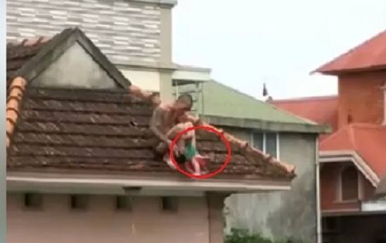 Clip: Nghẹt thở giải cứu bé trai 1 tuổi bị bố 'ngáo đá' khống chế đưa lên nóc nhà