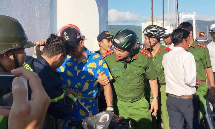 Nam thanh niên leo lên đỉnh trụ cầu Thuận Phước để quay clip ‘câu view’