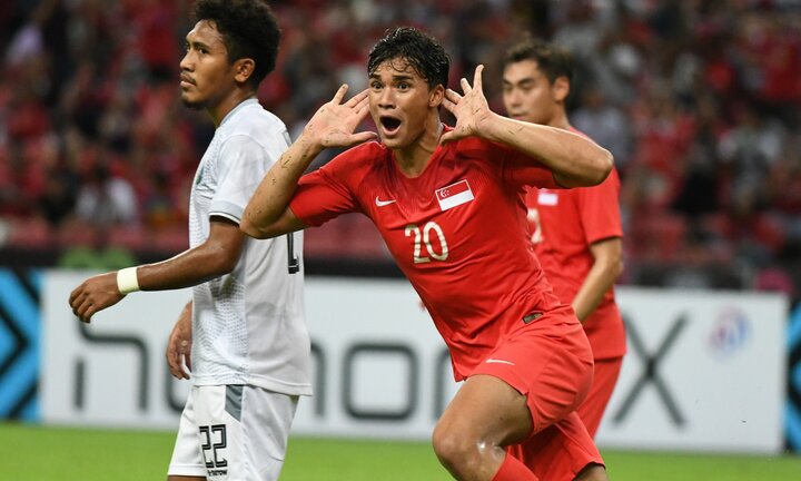 Video: Singapore thắng đậm Đông Timor, quyết đấu Thái Lan tranh vé bán kết