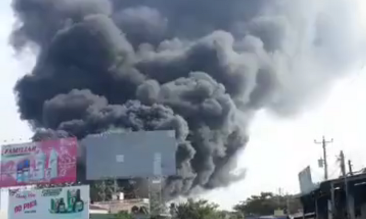 Vựa trái cây ở Tiền Giang cháy dữ dội , khói lửa bốc đen kịt trời