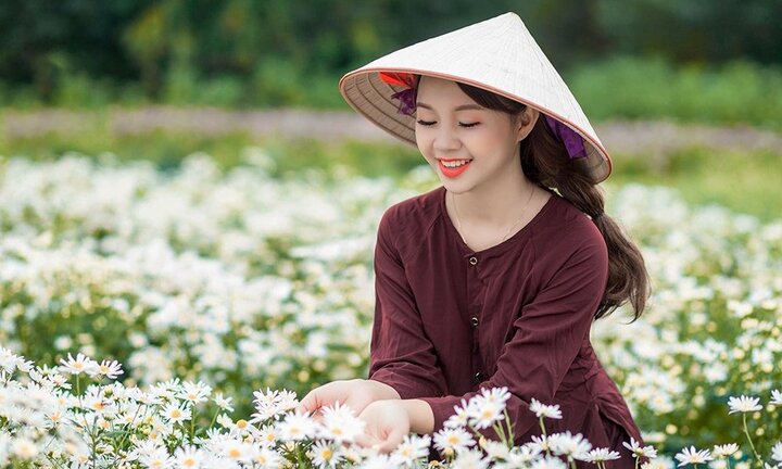 Hot girl Tuyên Quang diện áo bà ba bên cúc họa mi