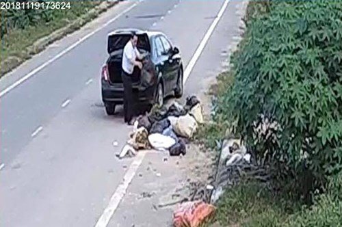 Lái ô tô đổ rác ra đường, nguyên cán bộ Phòng LĐTB&XH bị phạt 3 triệu đồng