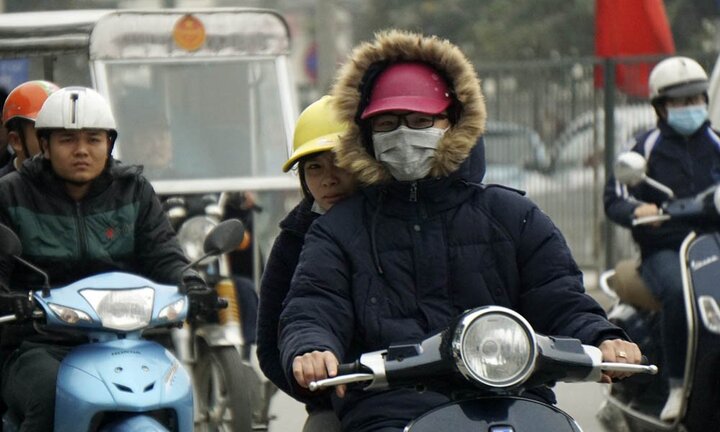 Video: Hà Nội mưa lạnh xuống đến 17°C, dân co ro ra đường