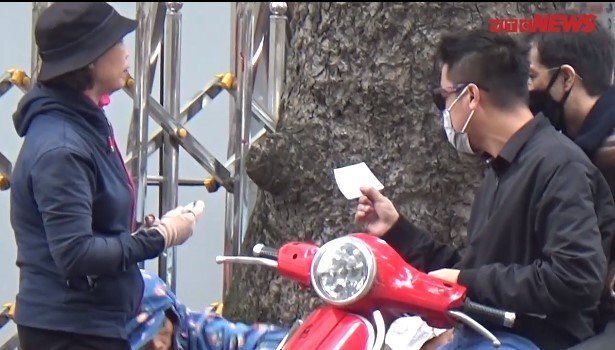 Video: Phe vé nhộn nhịp, đẩy giá cao gấp 5 lần trận Việt Nam vs Campuchia