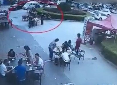 Chê thức ăn, thực khách bị đầu bếp Trung Quốc dội nước sôi khiến bỏng nặng