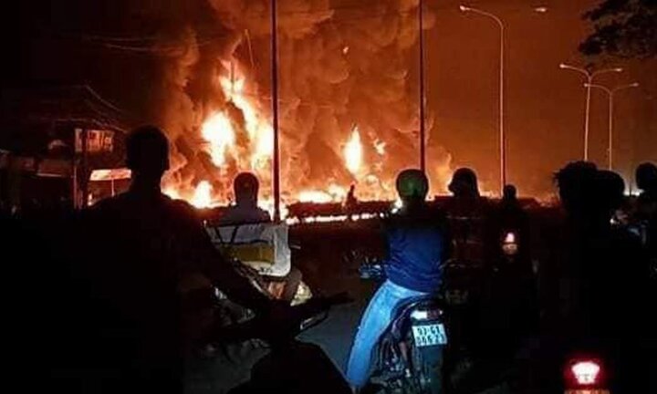 Xe bồn chở xăng va chạm xe ba gác bốc cháy ngùn ngụt: Nhân chứng kể phút kinh hoàng lao vào biển lửa cứu người