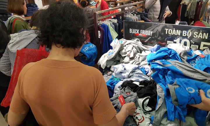 Mệt mỏi khi đi mua sắm ngày Black Friday, 'thượng đế' phải chờ cả tiếng mới đến lượt thử đồ