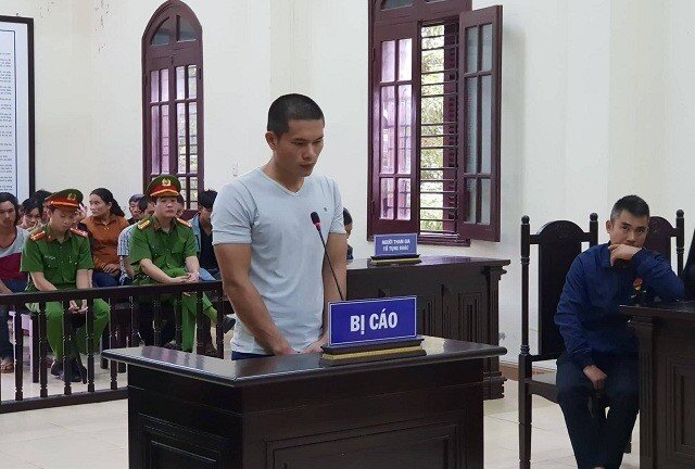 Bị chê múa côn xấu, dùng vỏ chai vỡ đâm chết bạn