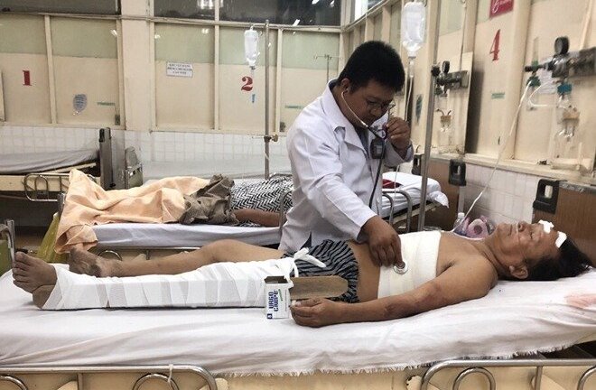 Sập giàn giáo ở trung tâm TP.HCM: Người bán hủ tiếu gãy 4 xương sườn