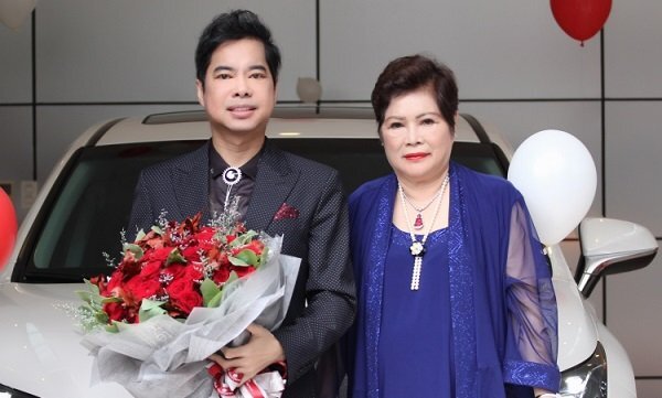 Danh ca Ngọc Sơn quỳ gối nhận quà sinh nhật 3 tỷ đồng của mẹ