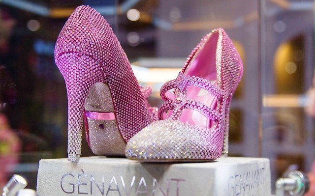 Clip: Mục sở thị đôi giày giá hơn 100 tỷ đồng ở Trung Quốc