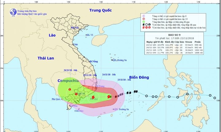 Người dân tá túc trong nhà văn hóa thôn tránh bão số 9