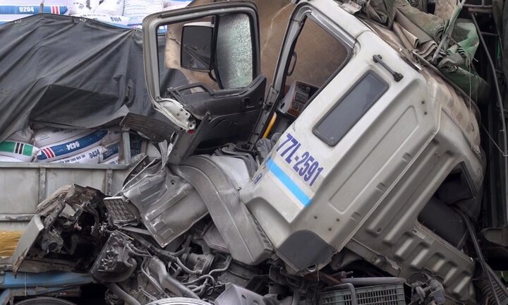 Xe tải nổ lốp bị một xe tải khác tông trúng trên cao tốc Đà Nẵng – Quảng Ngãi, 2 người thương vong