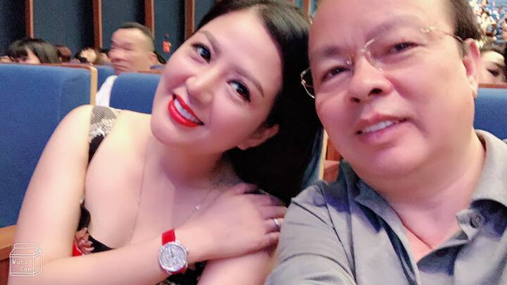 Ảnh đời thường của ca sĩ Đinh Hiền Anh và chồng Thứ trưởng Bộ Tài chính